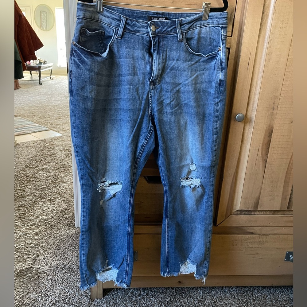 Distressed Judy Blue Straight Crop jeans